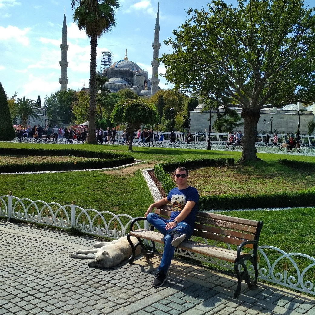 Cам я часто езжу в Турцию - в центре Стамбула рядом с Голубой мечетью