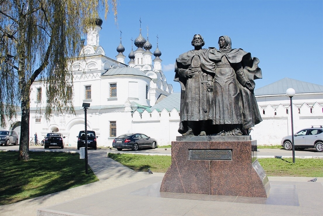 Памятник Петру и Февронии Муромским возле Свято-Троицкого женского монастыря. Фотография. Источник: https://севдкр.рф/news/петр-и-феврония-небесные-покровител/