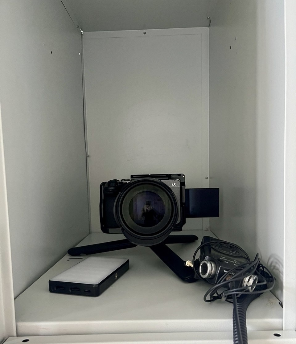 Как снять так, как будто человек из шкафчика достаёт вещи? Примерно так. 