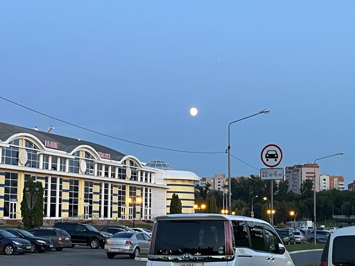 Иду домой из аптека. Погода чудесная. Но мне почему-то так хотелось плакать. Вот не знаю почему. Съёмочный день прошёл отлично. Не было ни одной заминки, все по графику. Предварительно видео отсмотрела. Конфетка! Понятно, что будет в итоге, можно сказать только на монтаже. 