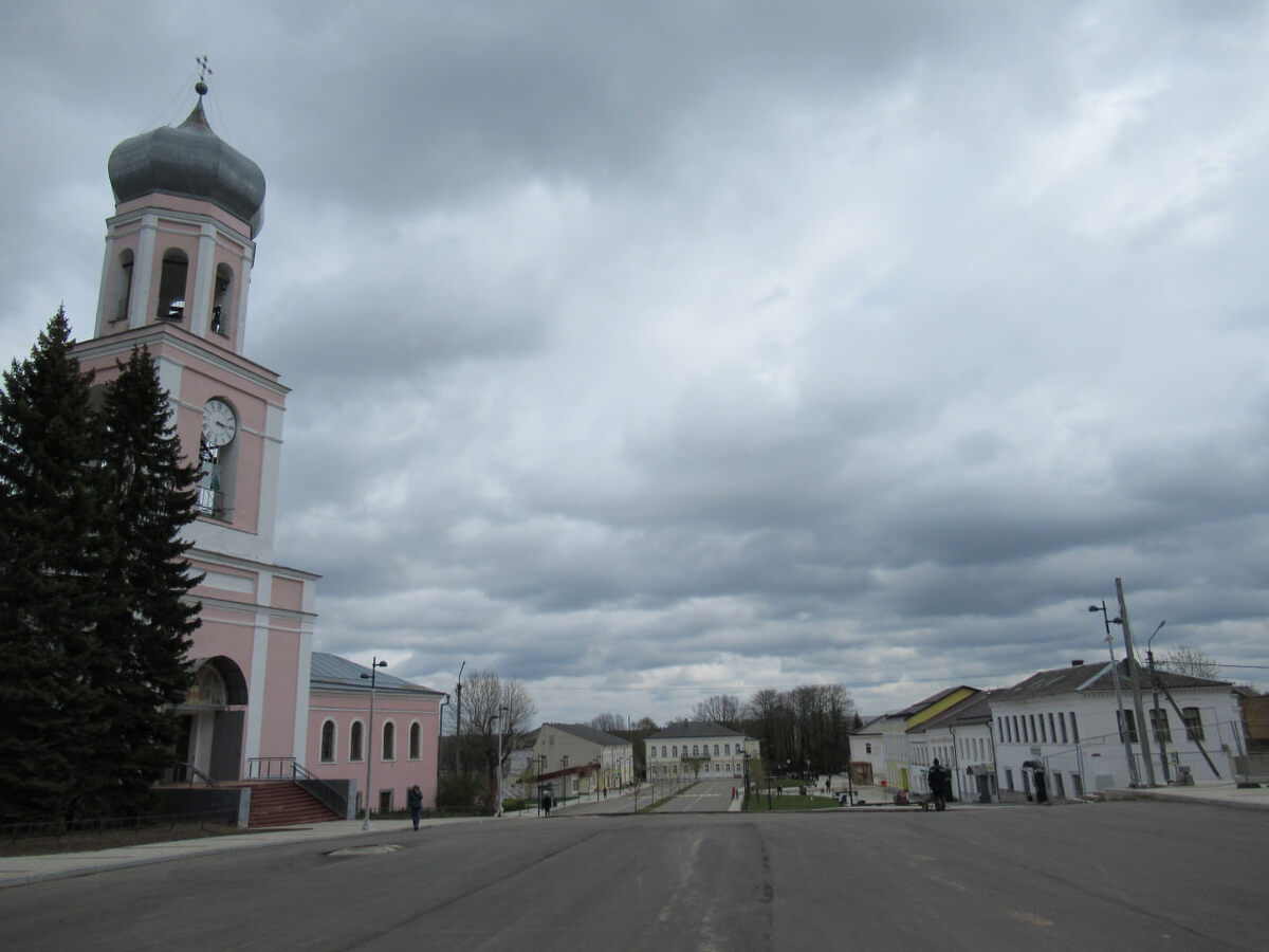 Валдай – небольшой, уютный город на берегу озера. Он кажется таким цельным, собранным, будто всё в нём на своих местах