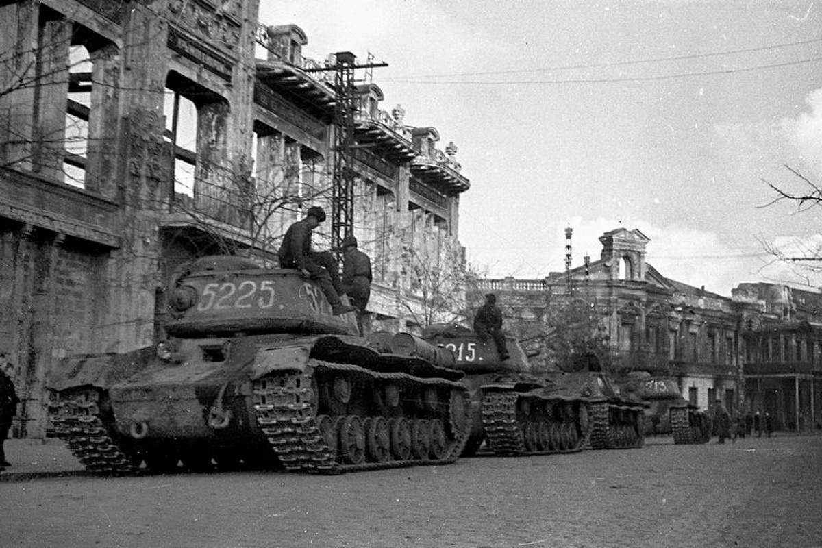 КВ-85, РСФСР, Крым, ул. Карла-Маркса, 13 апреля 1944 года. Фотография © Франциск Семянников