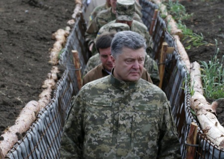    Банковая подключила военных и экспертов к травле Порошенко. Его обвиняют в потере Донбасса