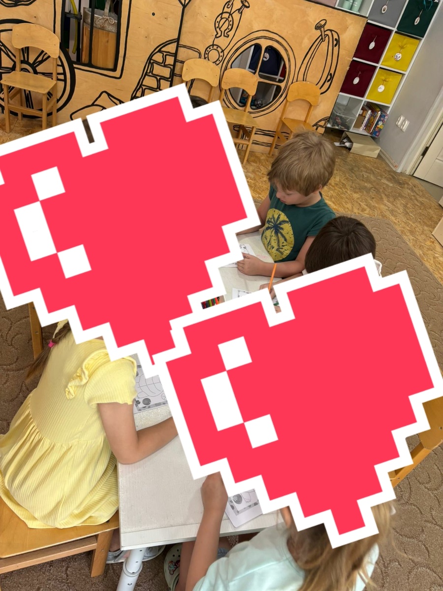 Сидят,  раскрашивают