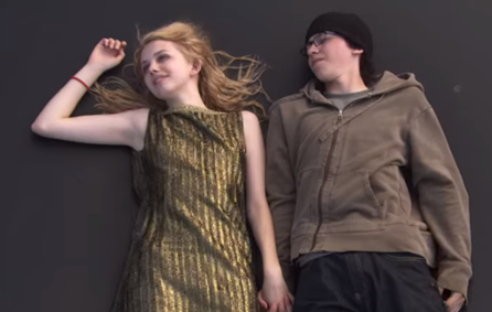 Кэсси и Сид лежат на батуте