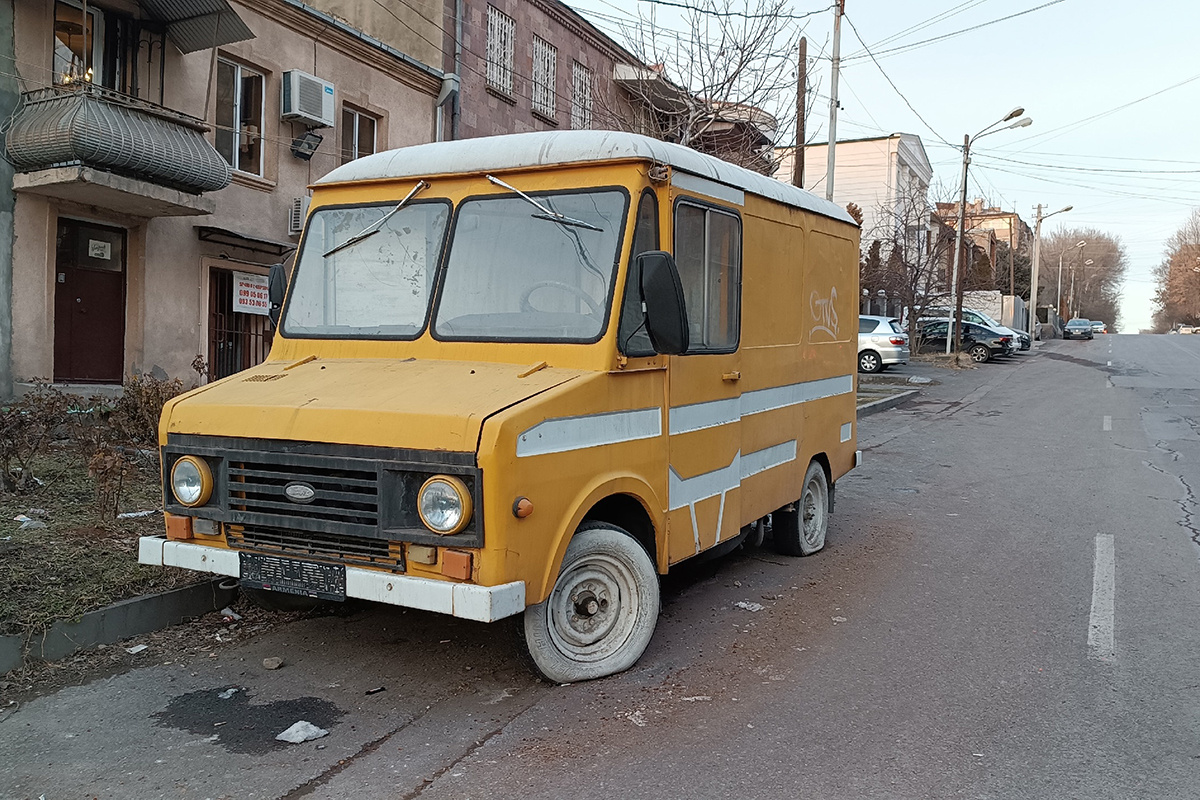 ЕрАЗ-3730, Армения, Ереван, ул. Авета Аветисяна, март 2025 года. Фотография © Артём Новиков