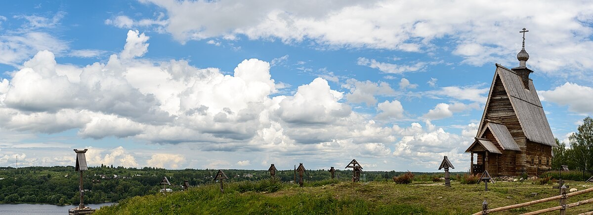 Церковь Воскресения Христова. Церковь была перенесена из села Билюково Ильинского района Ивановской области в 1982 году и отреставрирована по проекту Александра Ополовникова. Церковь относится к типу клетских построек и состоит из трёх разновысотных частей, рубленных «в лапу». Центральный четверик увенчан высокой клинчатой кровлей с небольшой главкой, с запада к нему примыкает маленькая низкая трапезная с крыльцом, а с востока — пятигранный алтарь.