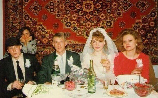 Сейчас такие фотки принято критиковать. А ведь душевно же сидят люди. И даже в не самое легкое время для страны - жизнь продолжалась