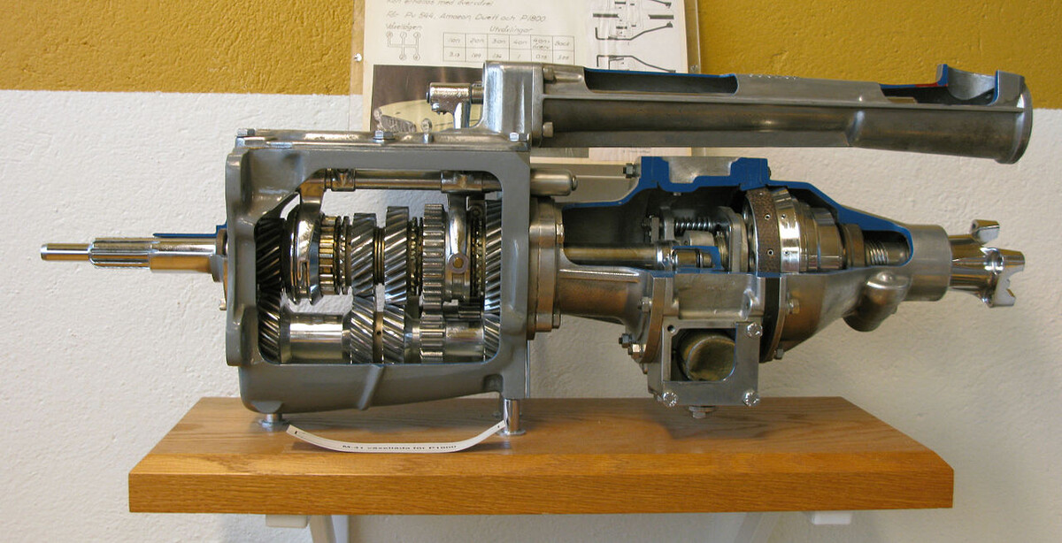    При выжатой левой педали вал отсоединен от ДВС. Если нога убрана, он соединен, и крутящий момент передается на колесаwikipedia commons