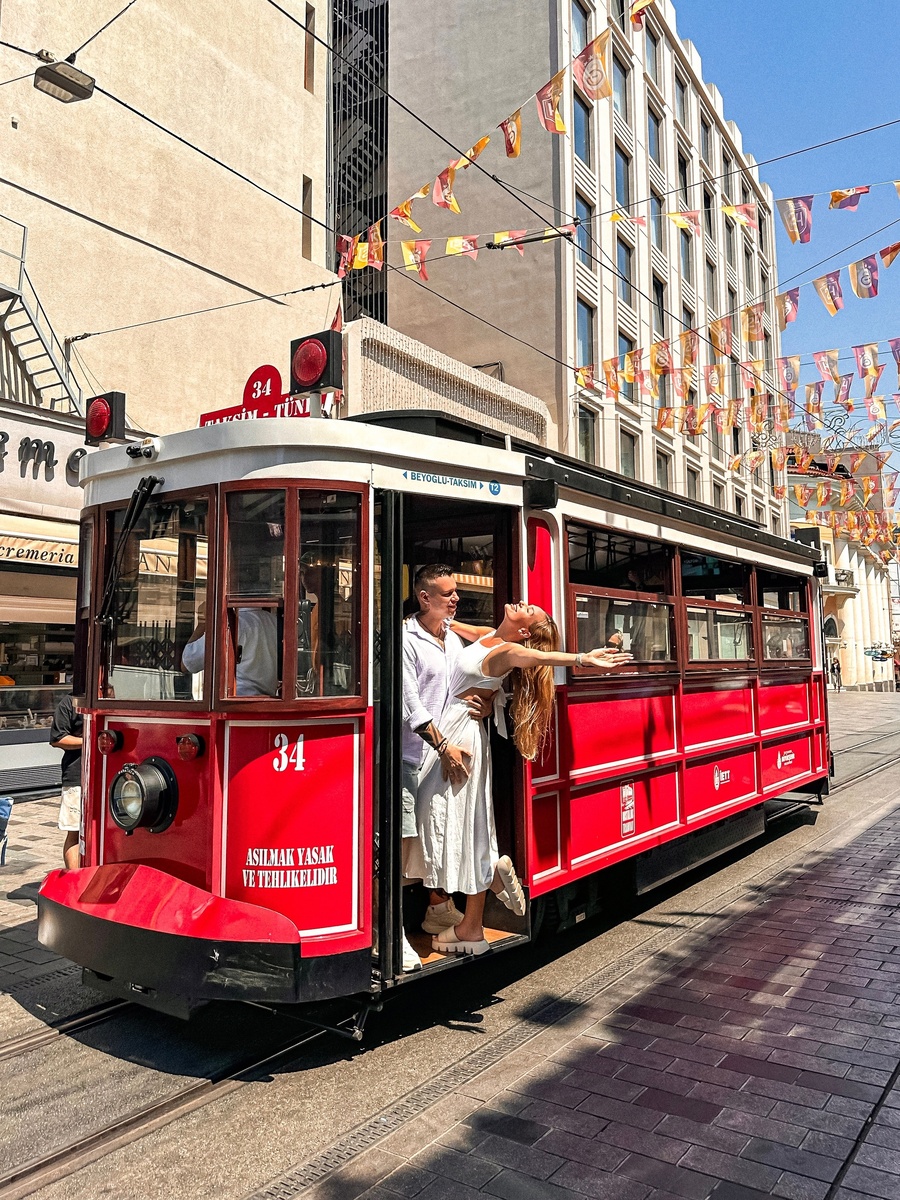 Существует два маршрута исторических трамваев: первый курсирует в европейской части Стамбула, а второй – в азиатской. Трамвай, курсирующий в европейской части, является самым посещаемым, узнаваемым и интересным.

 Этот трамвай следует по самой известной пешеходной улице Стамбула – Истикляль и связывает площадь Таксим с площадью Тюнель. Эта линия носит название «Таксим-Тюнель Ностальжи трамвай» и имеет протяженность 1,6 км. Во время движения трамвай делает три остановки на улице Истикляль. Иных транспортных средств на этой улице нет.