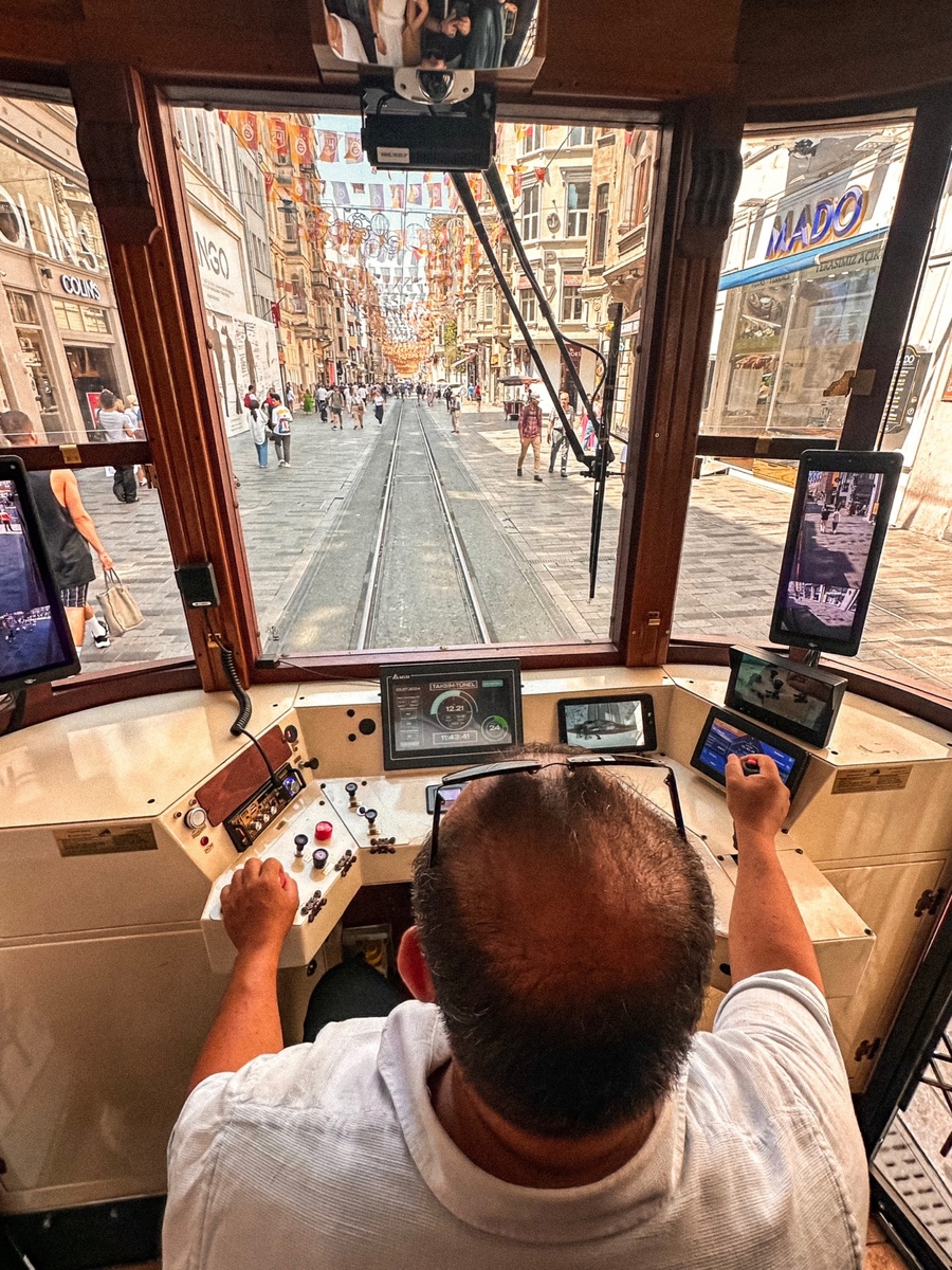 Сегодня исторический трамвай в большей степени является не общественным транспортом, а туристической достопримечательностью и развлечением. Если будете в Стамбуле, обязательно прокатитесь на этом трамвае и сделайте фото на память 🫶🏻