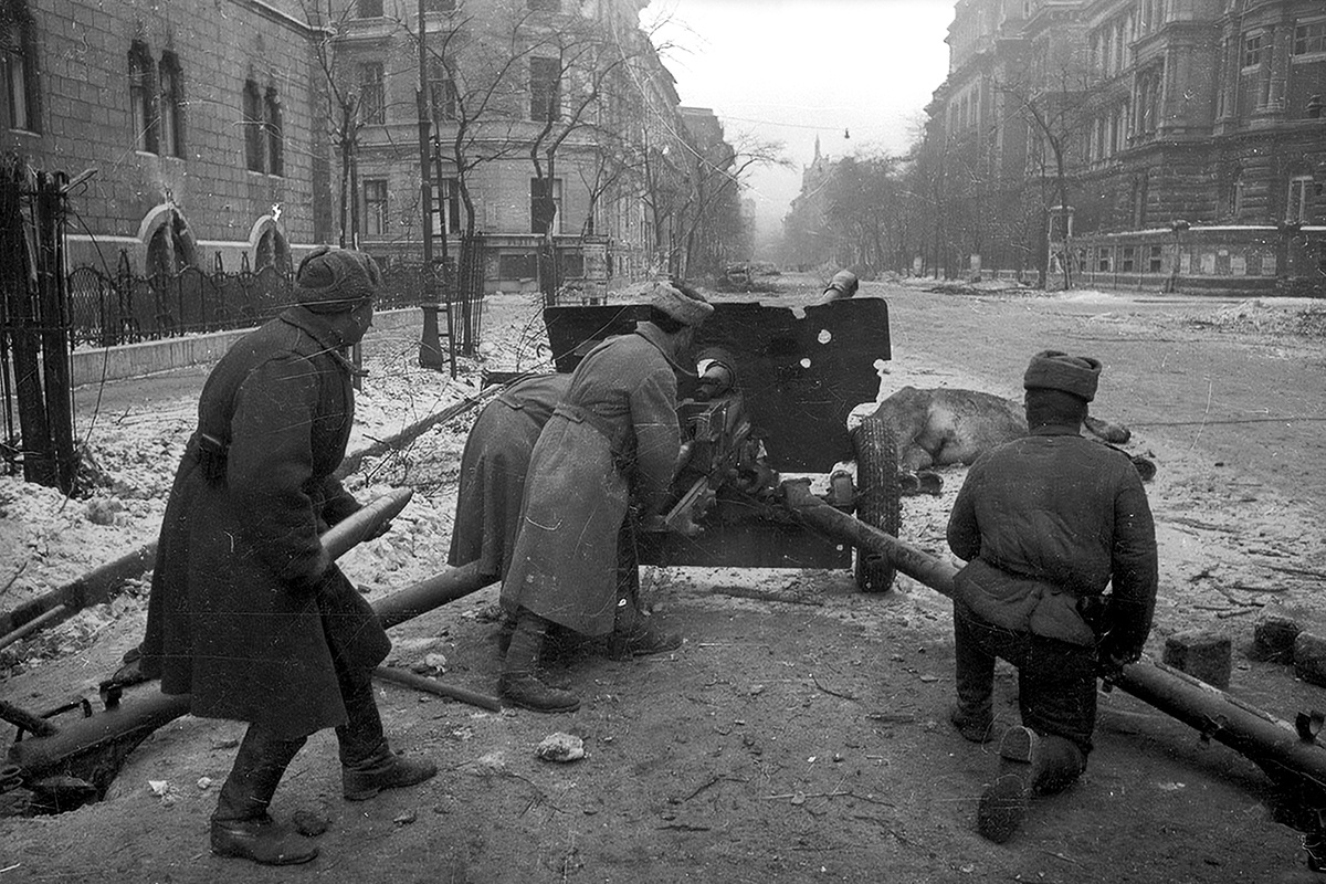 ЗиС-3, Венгрия, Будапешт, январь-февраль 1945 года. Фотография © Евгений Халдей