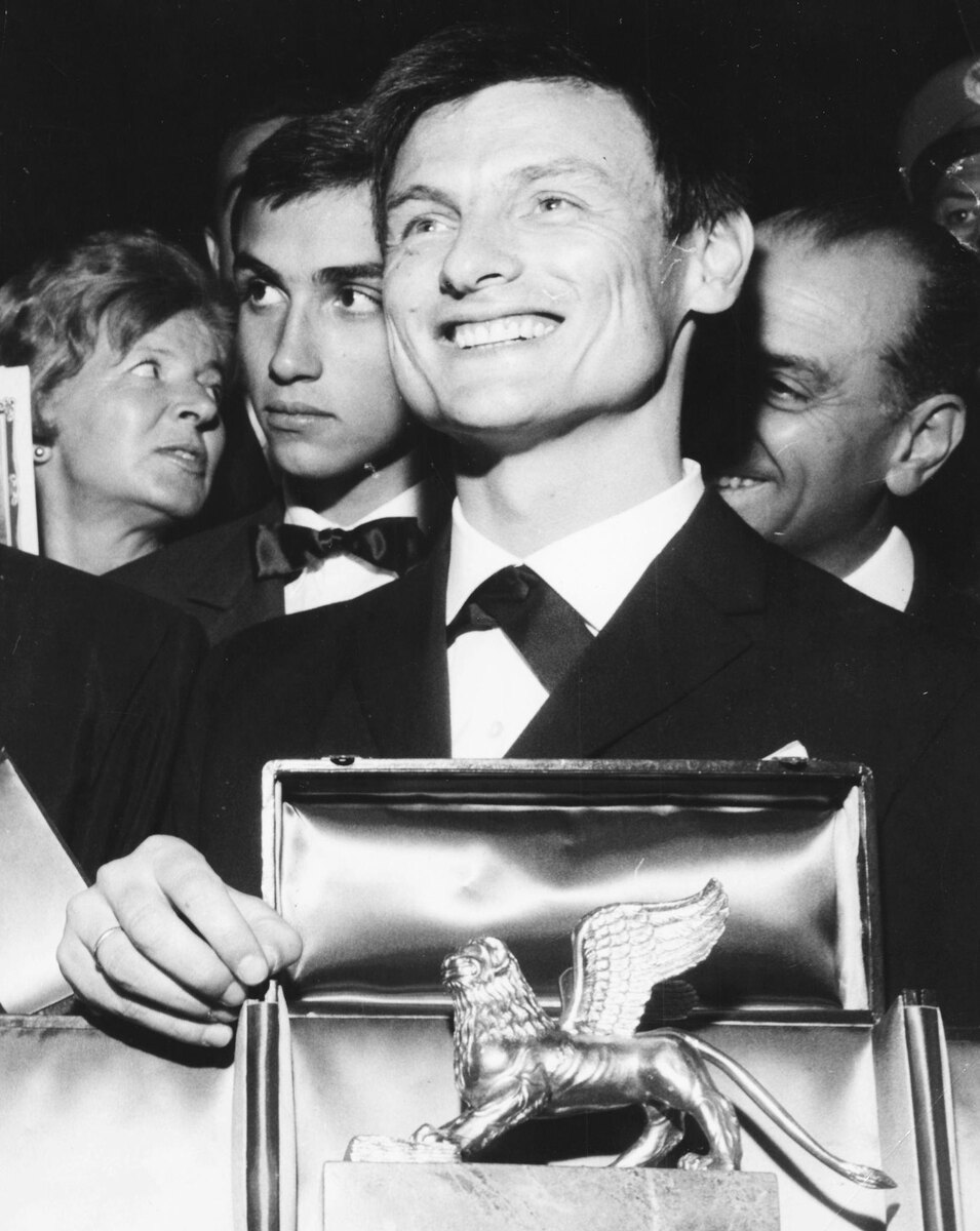 Советский режиссер Андрей Тарковский с призом Венецианского кинофестиваля "Золотой лев", 1962 г.