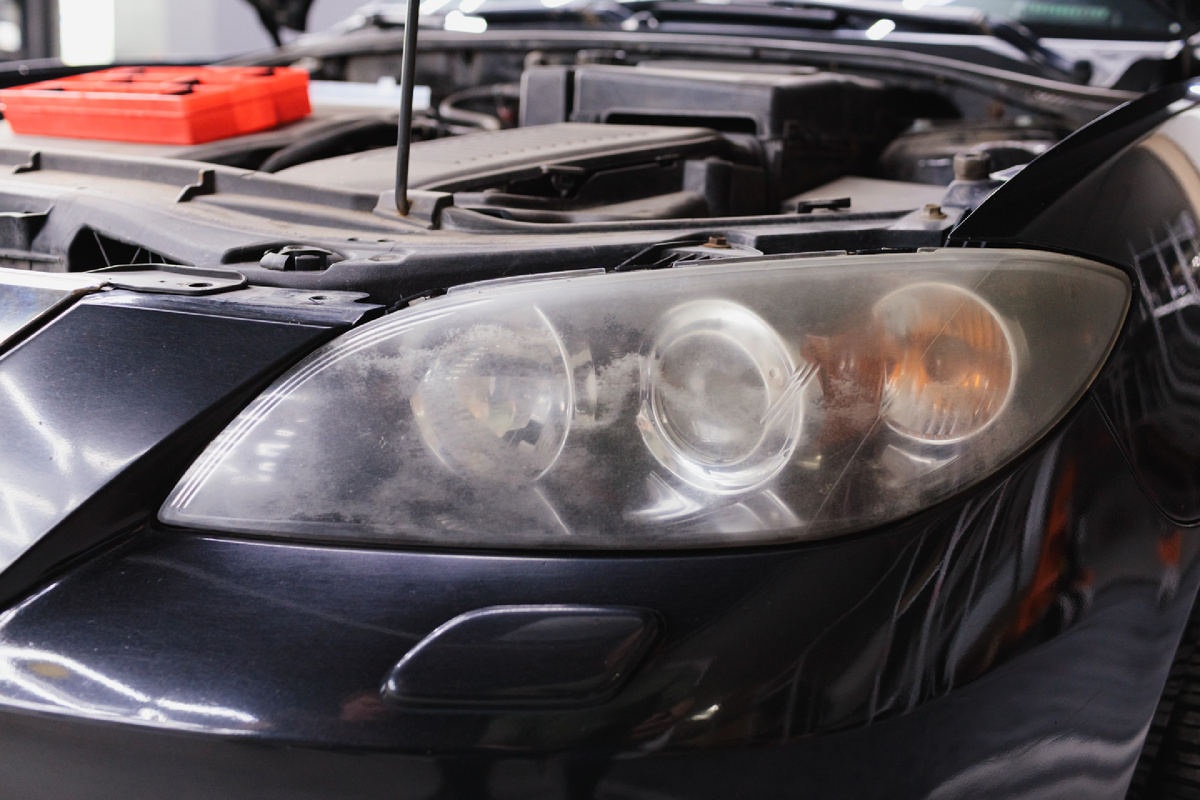 Источник фото: https://custom-heroes.ru/raboty/vid-uslugi/avtosvet/zamena-linz/obnovlenie-sveta-mazda-3-bi-linzy-sariti-i-novaya-zhizn-far/