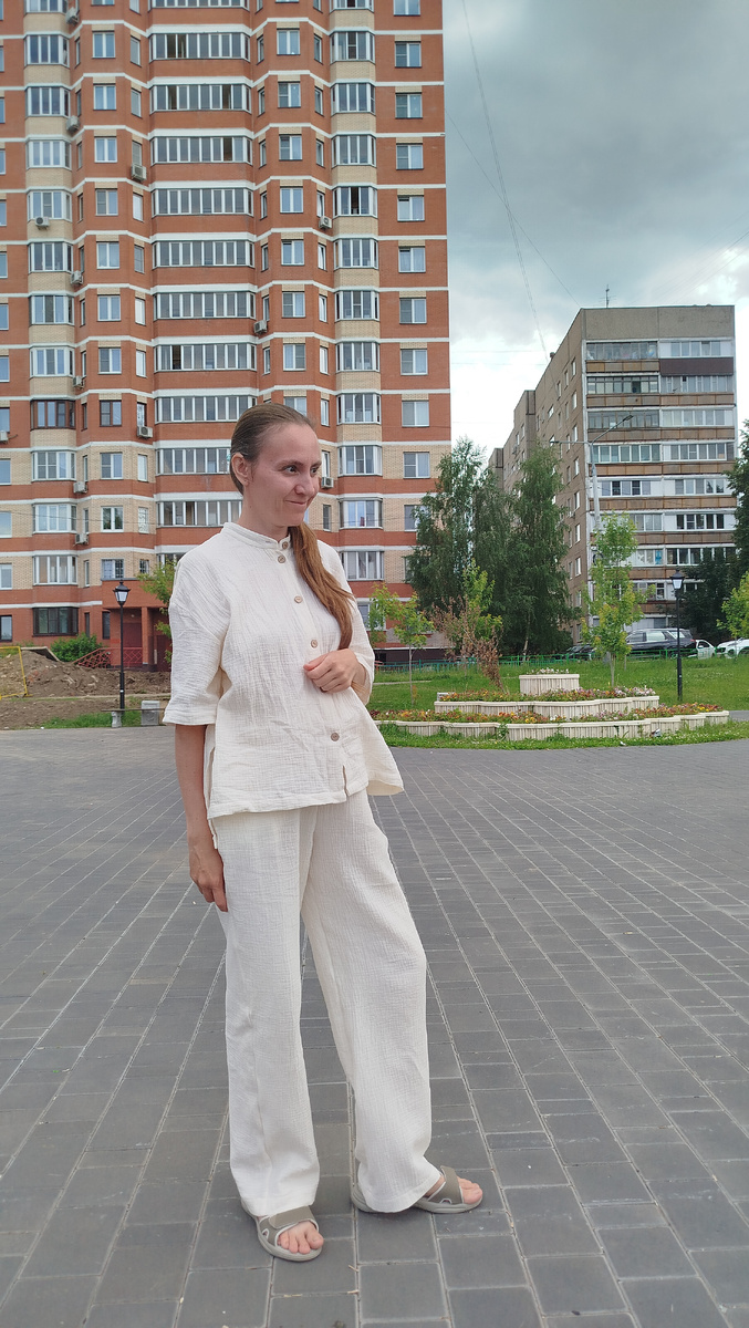 Мягкий, удобный, продуваемый, легкий. И, что удивительно, не такой маркий, как я думала (даже при, наличии 3 детей, младшему из которых 1,5 года)