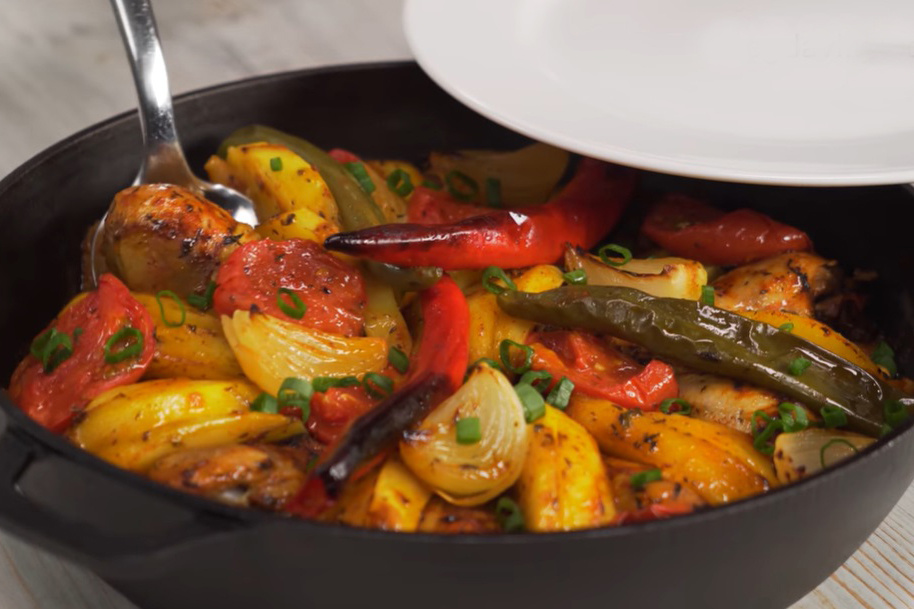    Сытное блюдо для обеда или ужина: жаркое из курицы с картофелем по-турецки
