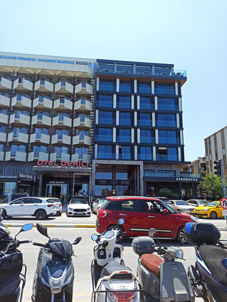 Наш отель справа