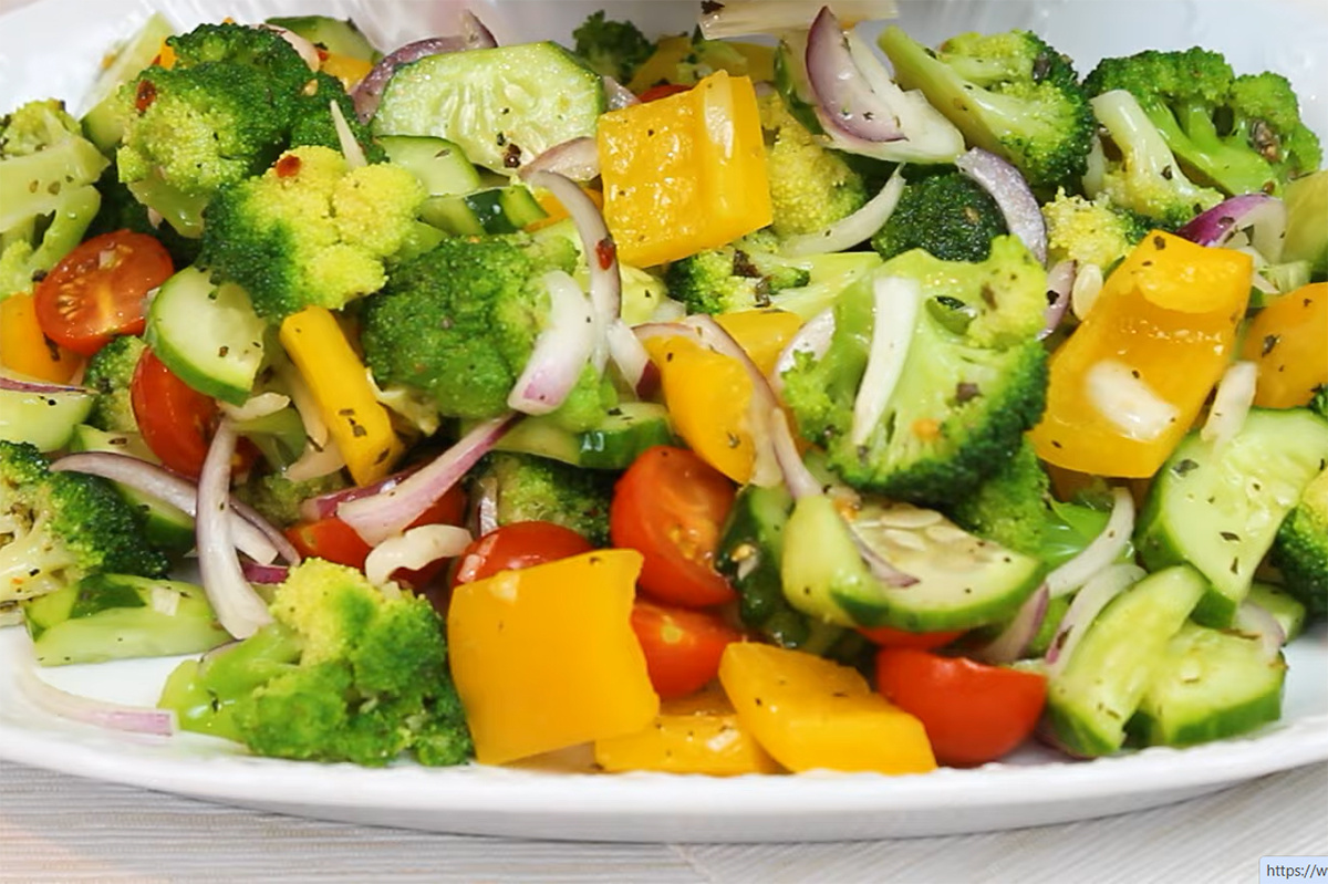    Яркий и ароматный: салат с брокколи и чесночной заправкой