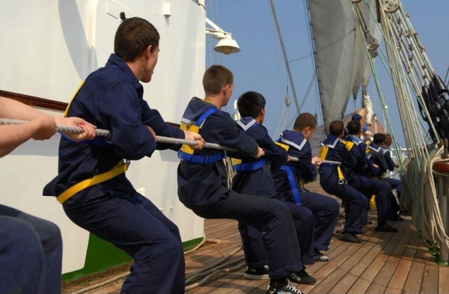 Перетягивание каната легко организовать – есть шкот(канат) есть место на палубе, нужно лишь желание и активные люди, готовые перетягивать канат и стремиться к победе. 