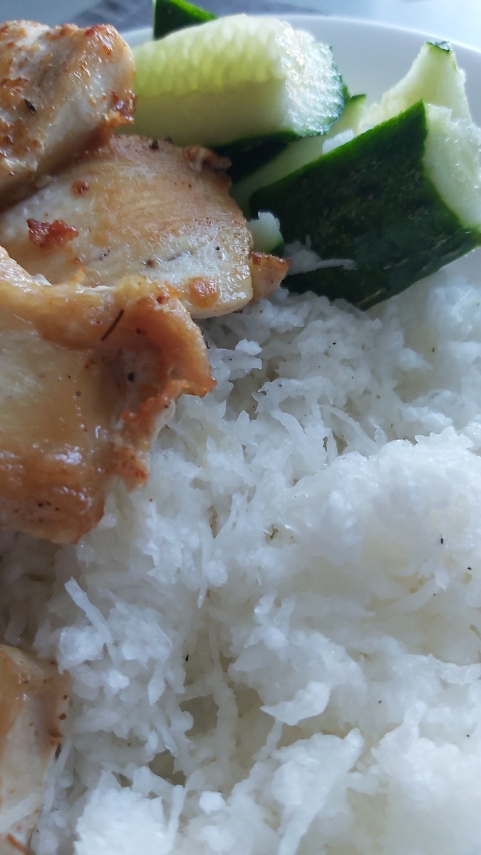 Белое - дайкон, не рис))).