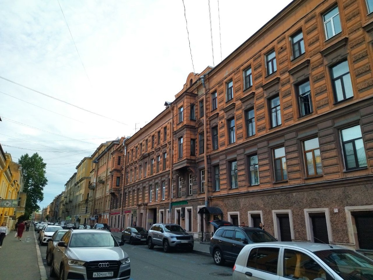 улица Марата в Санкт-Петербурге. Именно на ней и еще на Коломенской проживала на Лиговке наша героиня. Кто знает, возможно в одном из этих домов? Фото автора