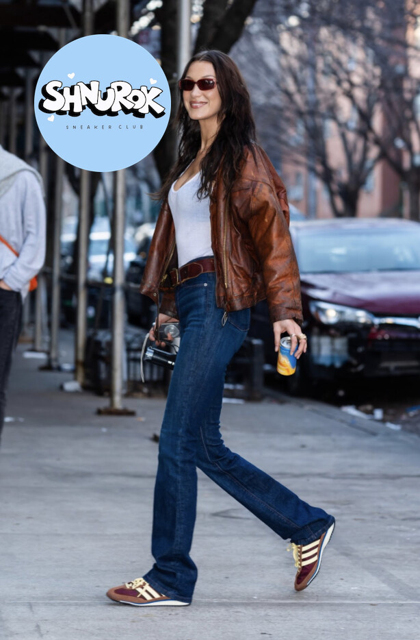 Bella Hadid в коричнево‑бордовом образе: кожаная куртка, джинсы и SL 72 в винном оттенке