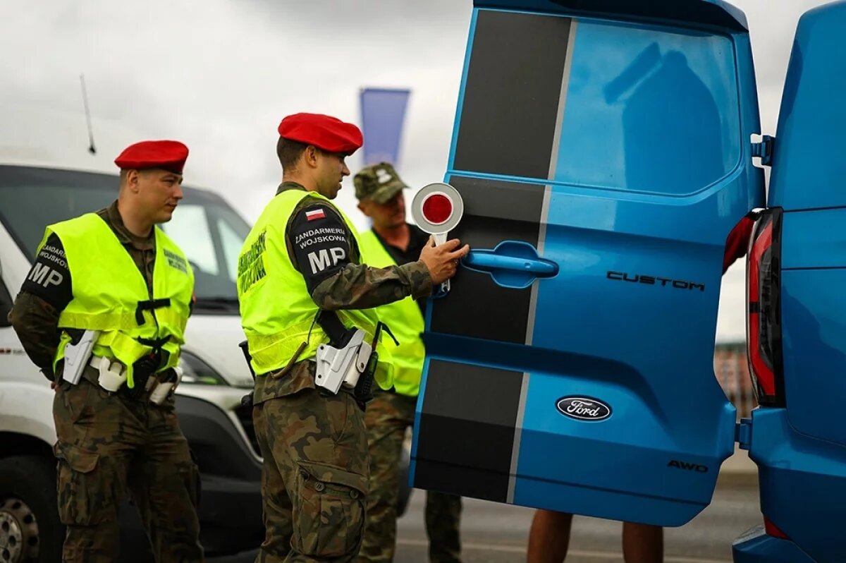    Польские пограничники досматривают транспорт на польско-германской границе. 7 июля 2025 года.
