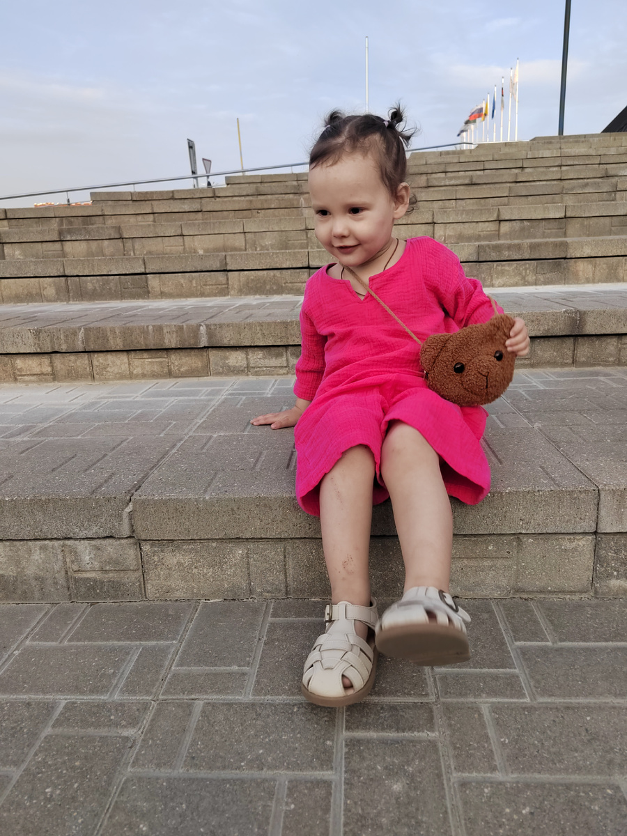 Сидит, думает про садик