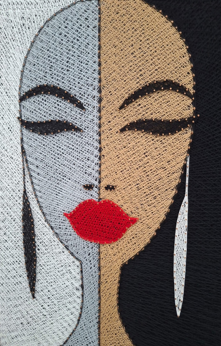 «Женщина». Работа Марины Рябцовой. Дерево, нити, гвозди.