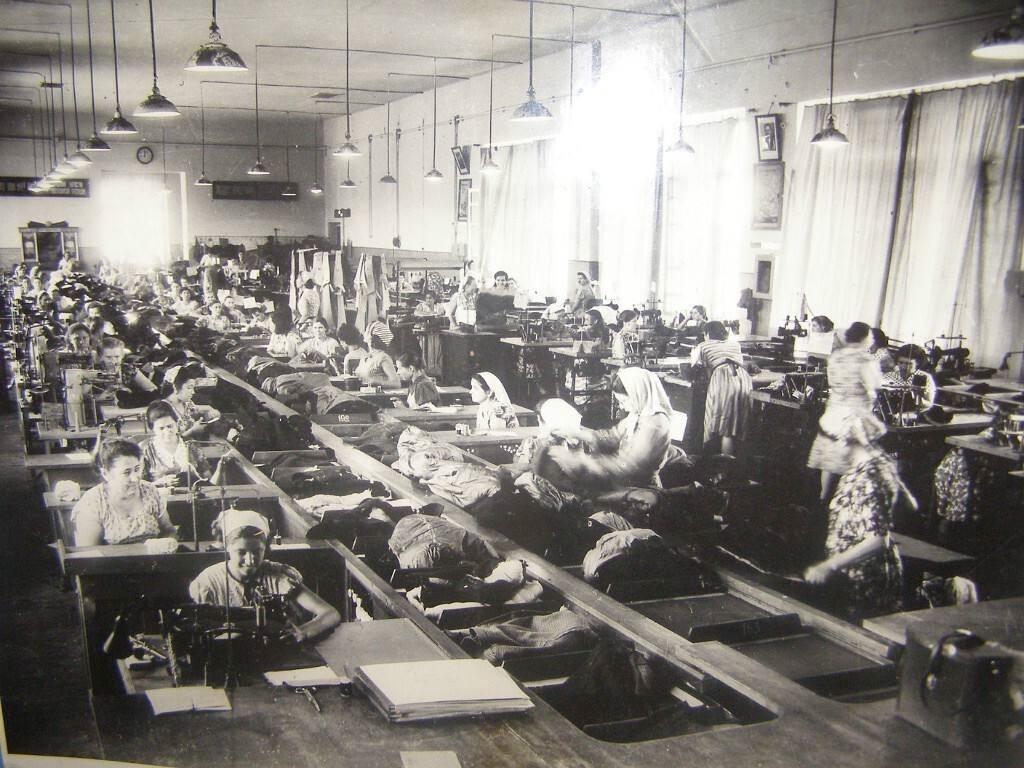 На фото швейная фабрика Дзержинского 1960 г.