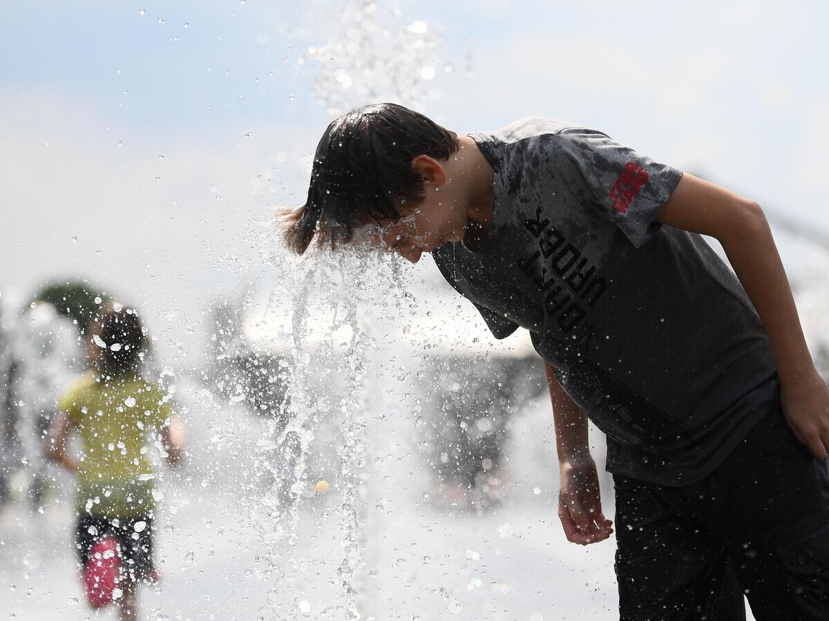    Молодой человек ополаскивает голову в фонтане в парке искусств "Музеон"© РИА Новости / Рамиль Ситдиков