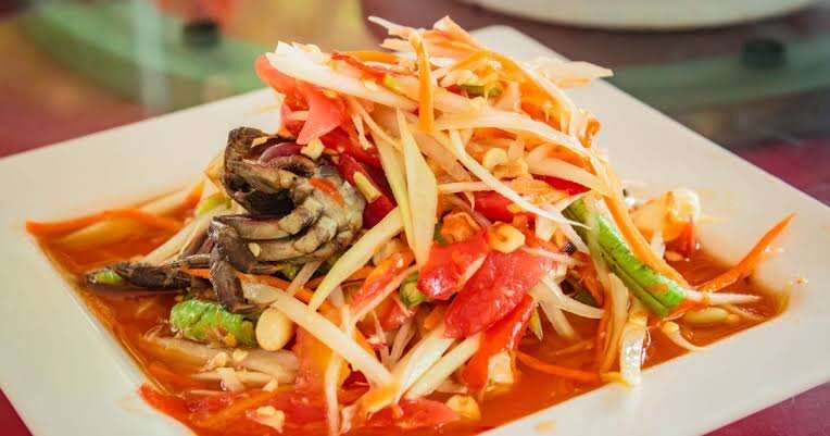 ส้มตำไทยใส่ปู (Som Tam Thai Sai Poo) — популярный тайский салат из зеленой папайи, приготовленный в тайском стиле с добавлением соленого краба (обычно это небольшие консервированные пресноводные крабы).

Он состоит из измельченной незрелой папайи, смешанной с чесноком, чили, рыбным соусом, соком лайма, пальмовым сахаром, томатами и длинными бобами. Добавление краба придает ему слегка солоноватый, пикантный вкус. Это острое, пикантное и слегка сладкое блюдо, которое обычно подают с клейким рисом и жареным мясом.