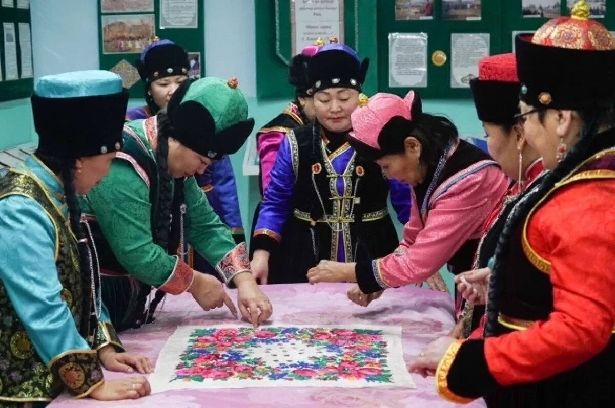    В ритуале обшивания одеяла участвуют только замужние, многодетные, здоровые и успешные женщины.