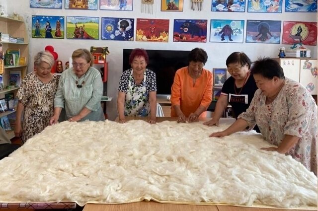    В клубе бурятской культуры «Булаг» при библиотеке им. А. В. Вампилова в Аларском районе Иркутской области сохраняют традиции изготовления свадебных одеял. Фото: bur.aif.ru/ Алёна Шипицына