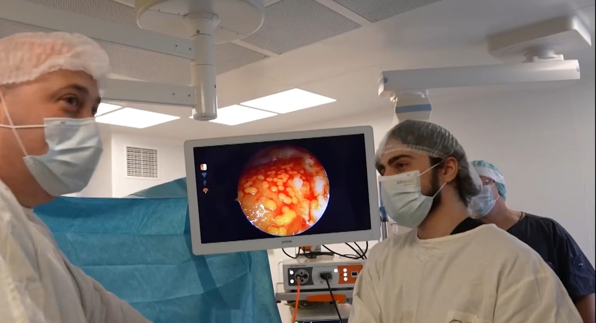 Имплантация хондросфер в коленный сустав. Фото из операционной