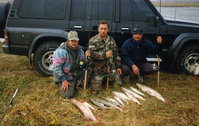 Почти 30 лет назад. Река Обь. Я в центре со своим первым спиннингом от амеиканского St.Croix.