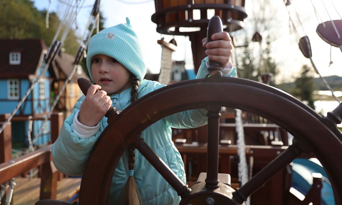 Девочка у штурвала детского корабль «Санта Мария» («СвидЪ»)