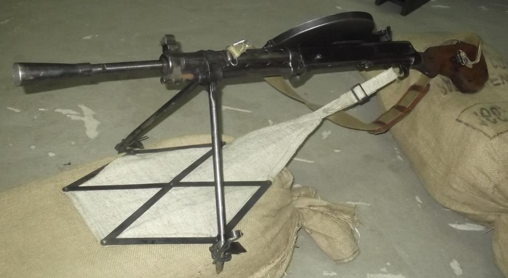 Пулемёт ДП-27 с репликой снегоступа.