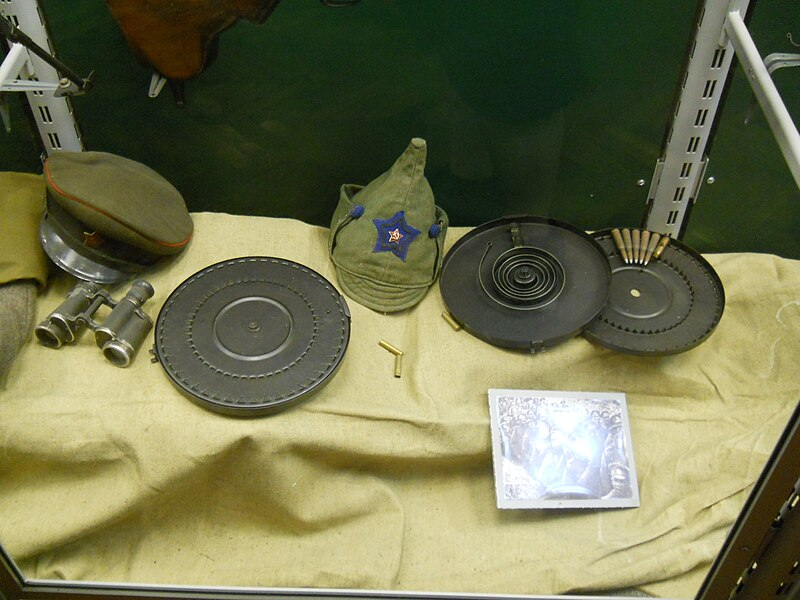 Патроны располагались по окружности, пулями к центру диска.