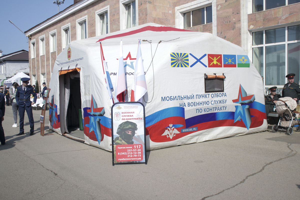 В ряде округов добровольцы, которые отправляются на спецоперацию, могут рассчитывать не только на федеральные и региональные подъемные, а также и на муниципальные выплаты.  Фото: Максим Артамонов