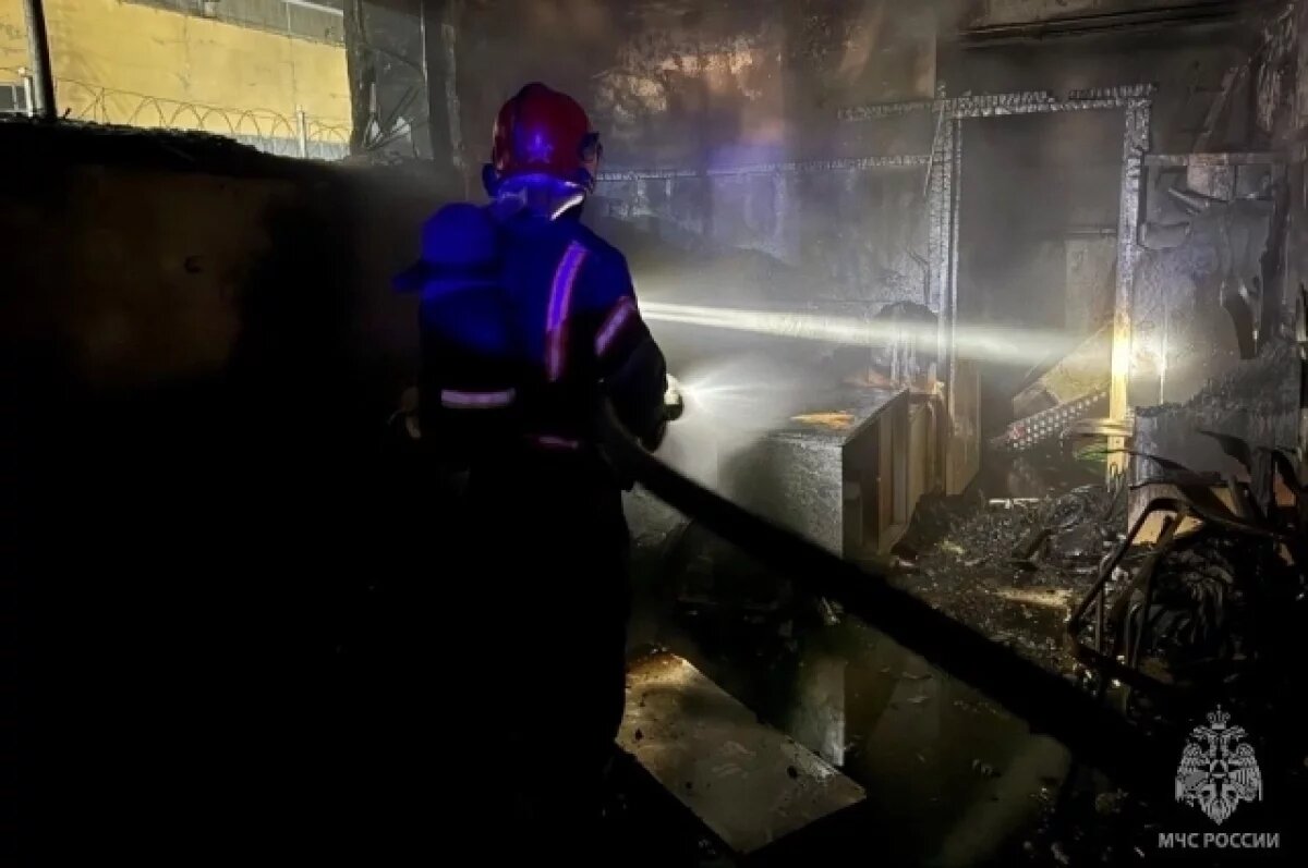    Почти 30 человек тушили ночной пожар в автосервисе Барнаула