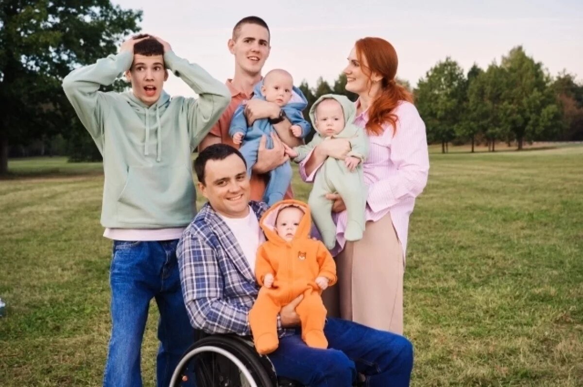     Вместе эта семейная пара идёт сквозь трудности навстречу радости.