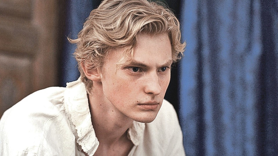    Персонаж Антона Рогачева - король в изгнании. Фото: Кадр из сериала «Этерна», 2025