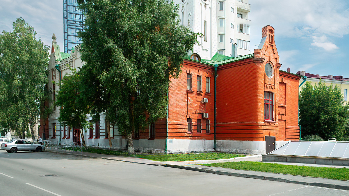 Здание городского (Андреевского) училища по ул. Сибирская, 54. Новосибирск. Фотография - www.openmainphoto.ru