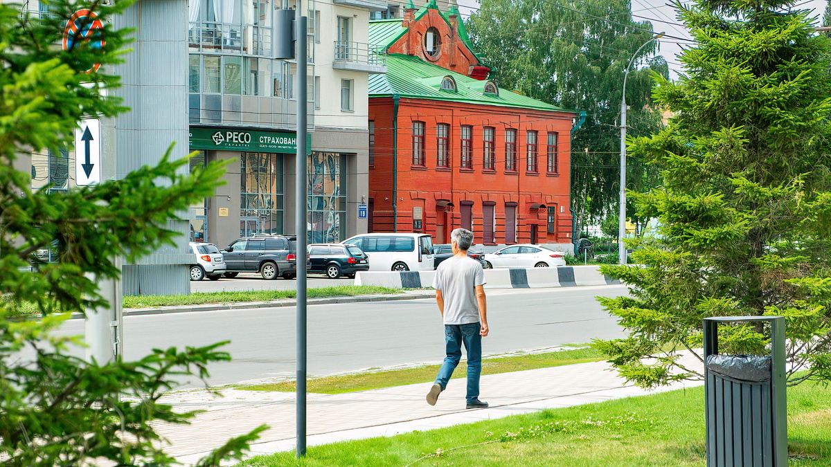 Здание городского (Андреевского) училища по ул. Сибирская, 54. Новосибирск. Фотография - www.openmainphoto.ru