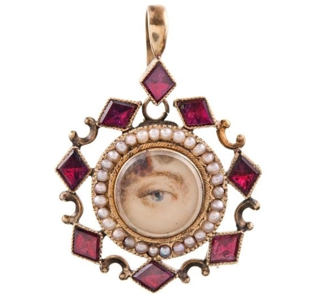 Старинные украшения с глазами.