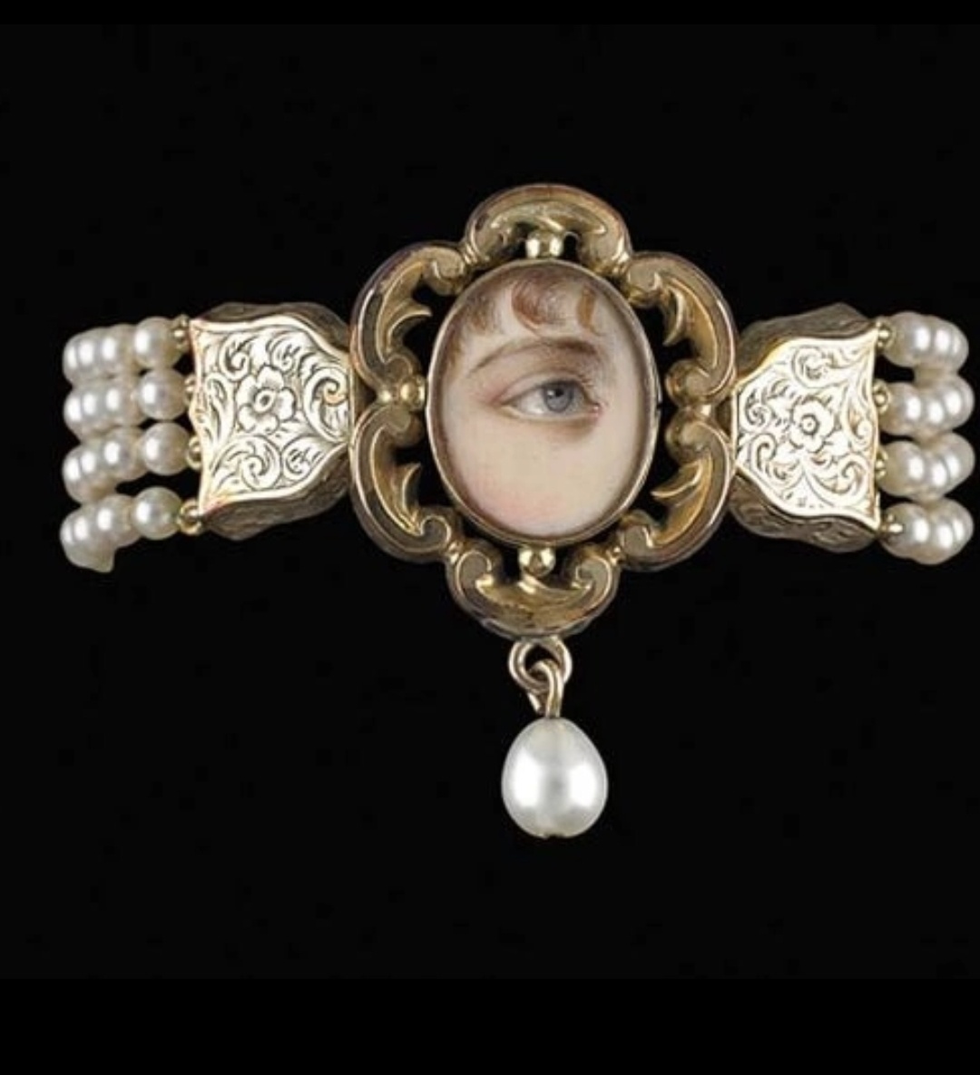 Старинные украшения с глазами.