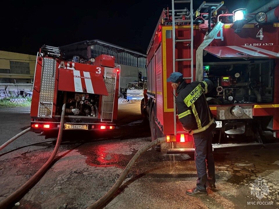    Пожар в автосервисе . Источник: t.me/mchs_altkray