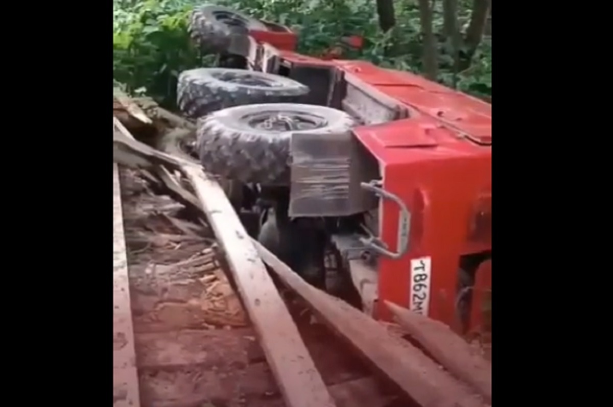    Ранее там проехала пожарная машина, и деревянная переправа обвалилась