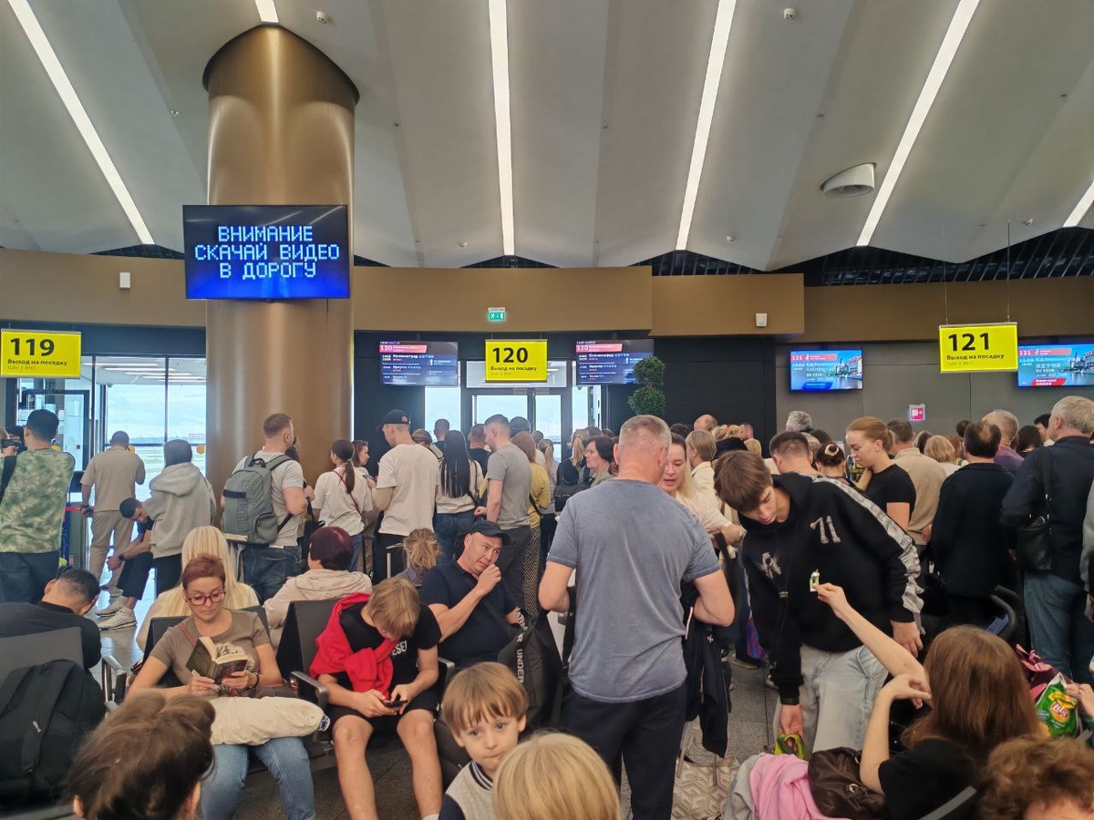 В Шереметьево, стоим в толпе пассажиров с двух калинградских рейсов
